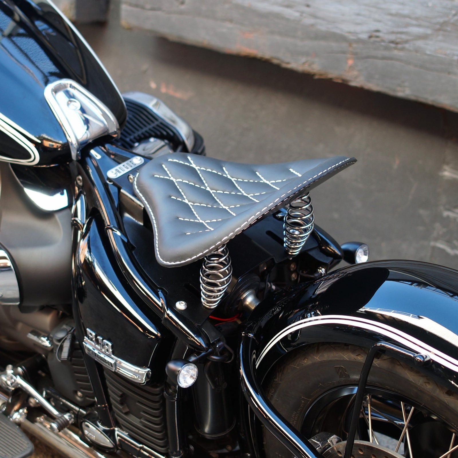 BMW R18 bobber kit spring seat rogue motorcycles