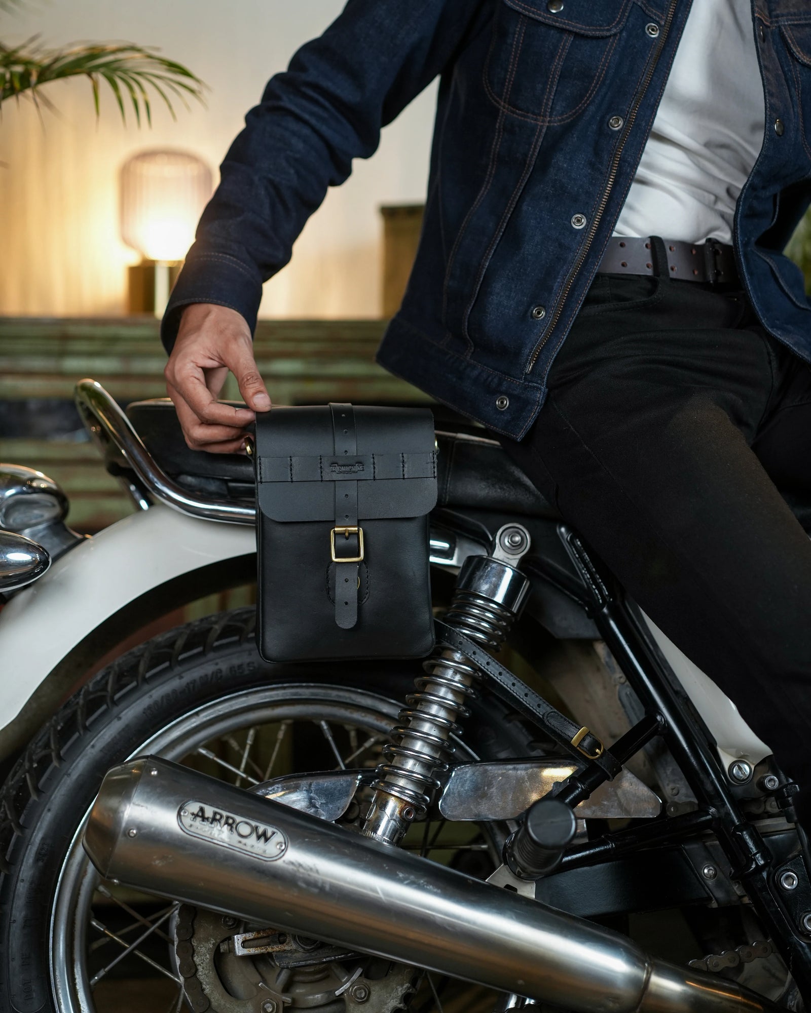 MOTO SLING BAG