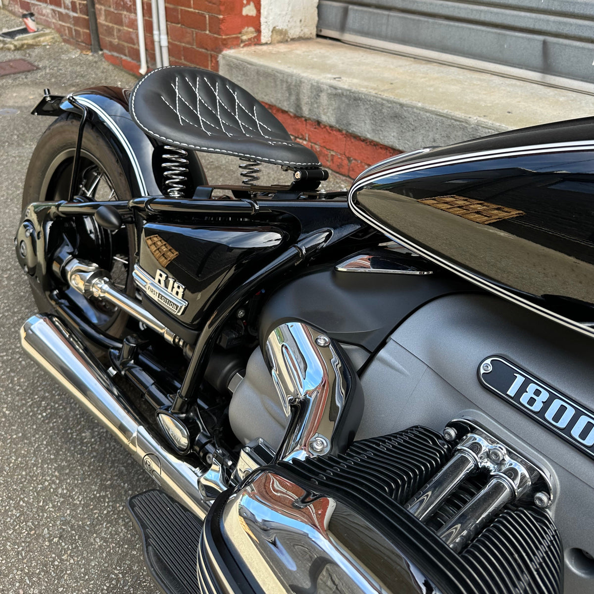 BMW R18 bobber kit spring seat rogue motorcycles