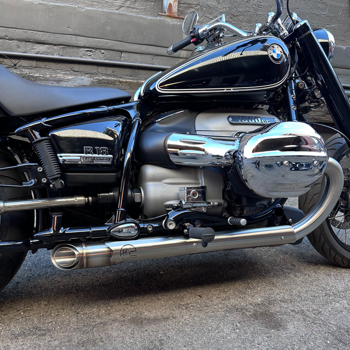 BMW R18 “Strawberry Bombs” slip on system