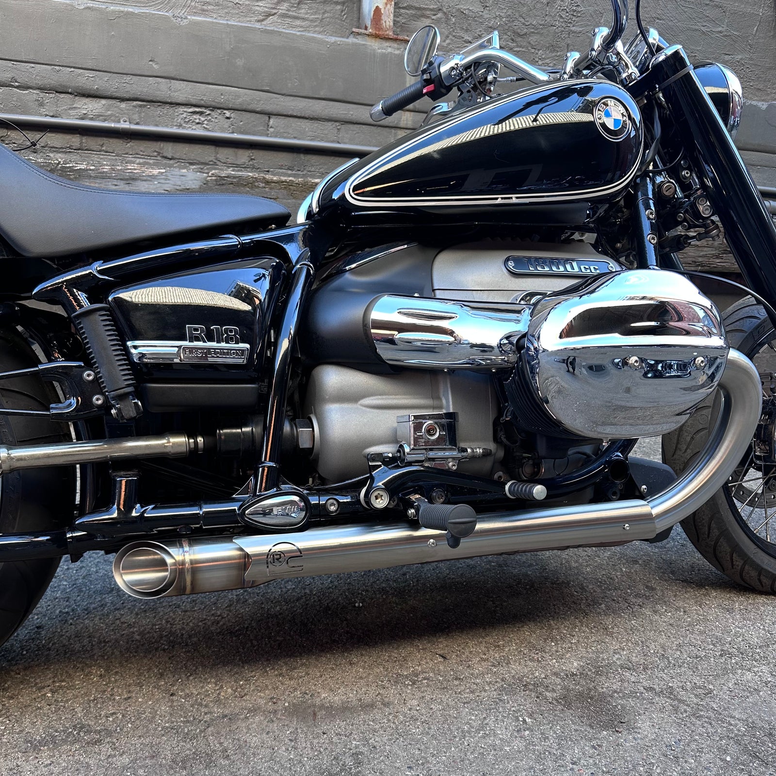 BMW R18 “Strawberry Bombs” slip on system