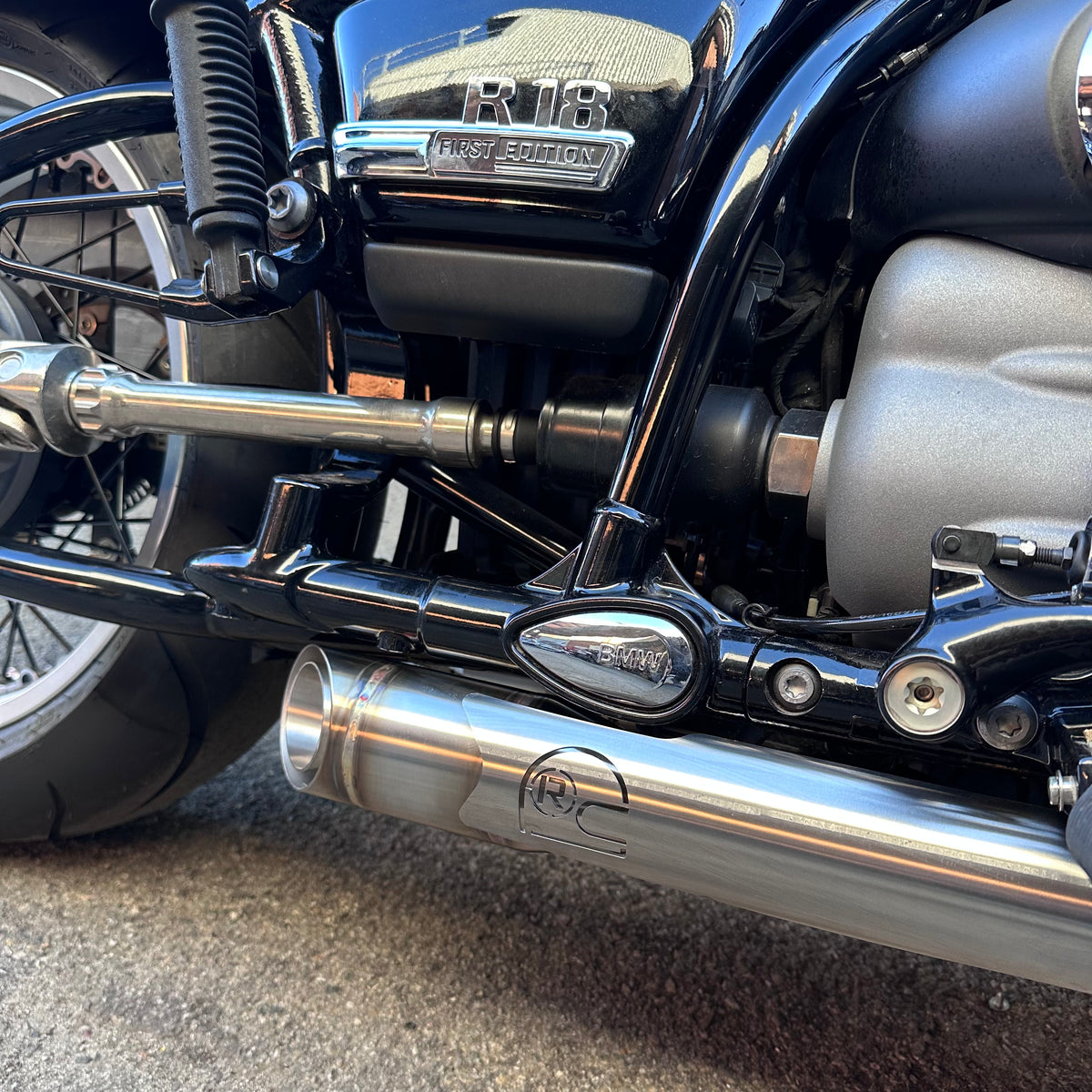 BMW R18 “Strawberry Bombs” slip on system