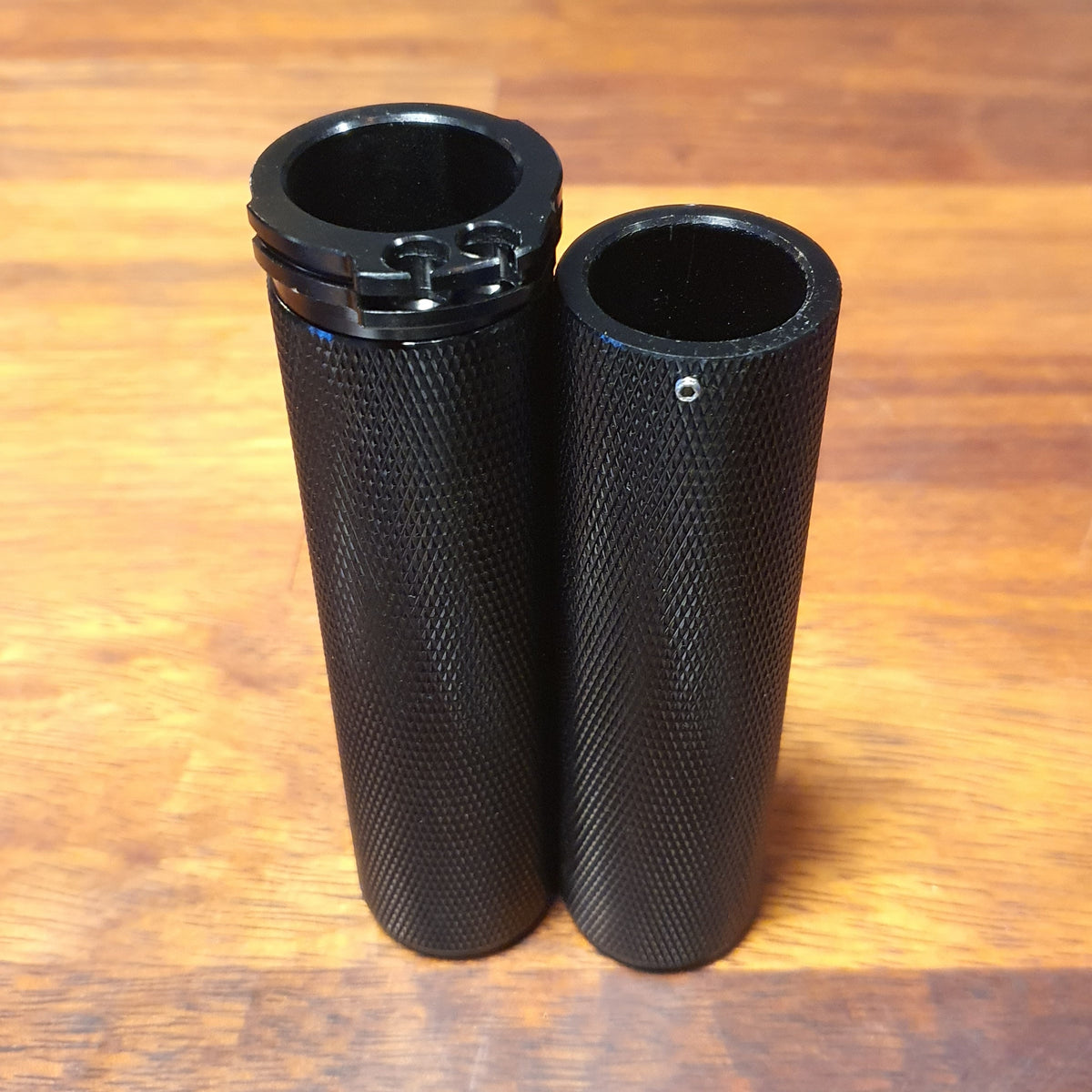 Yamaha XVS650 V-star 1" black anodised aluminium grips - knurled
