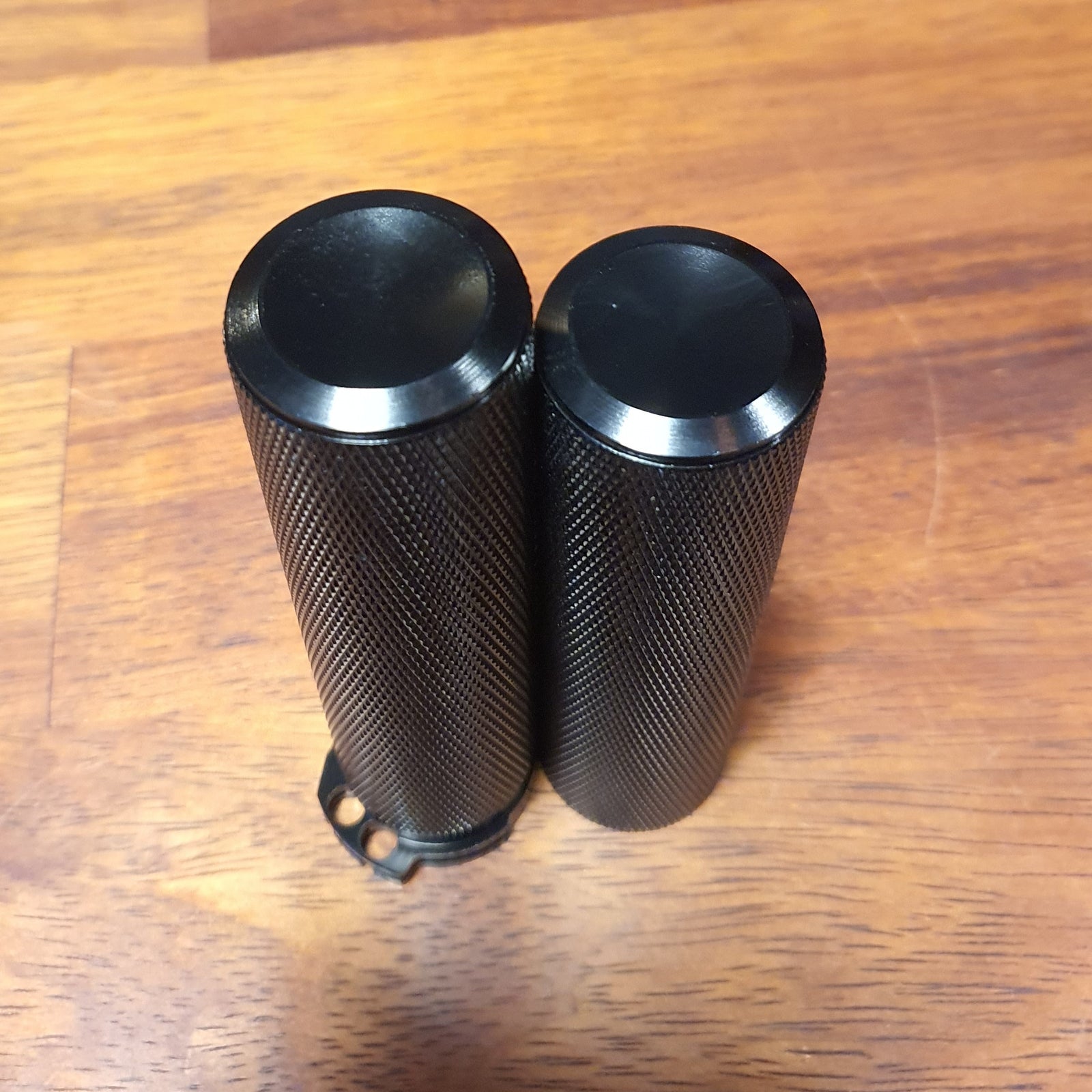 Yamaha XVS650 V-star 1" black anodised aluminium grips - knurled