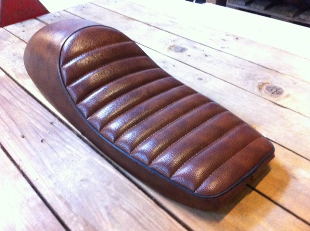 TUCK N&#39; ROLL CAFE RACER SEAT BROWN 98